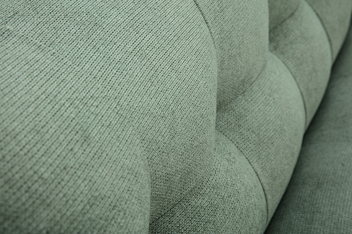 Gros plan sur tissu chenille vert kaki du canap� YUMI.