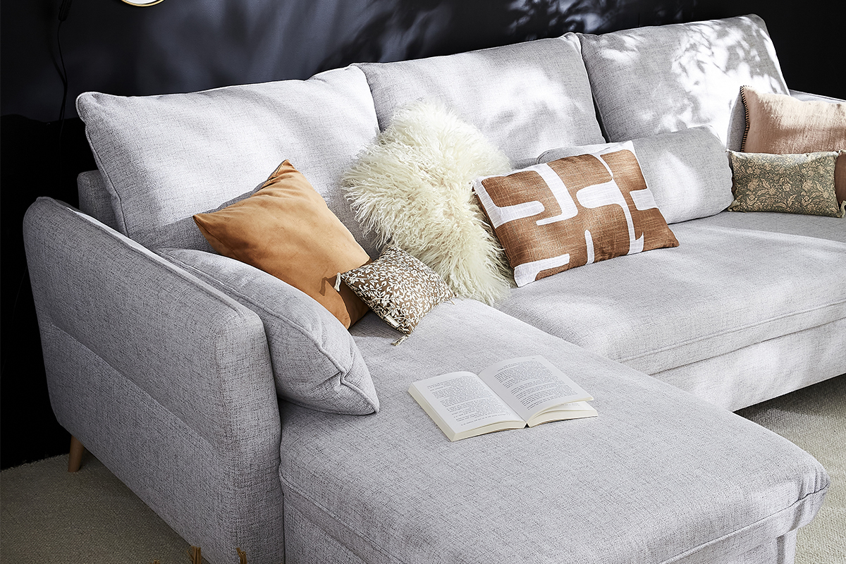 Canap� d'angle convertible r�versible avec coffre 3-4 places en tissu gris clair et bois clair DRISS