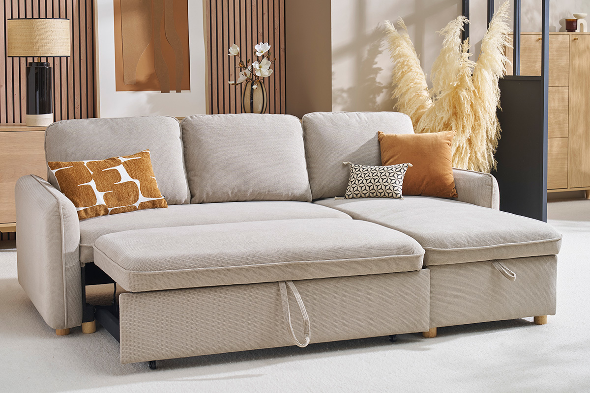 Canap� d'angle convertible trois places en tissu chenille beige avec coussins, vue de face.