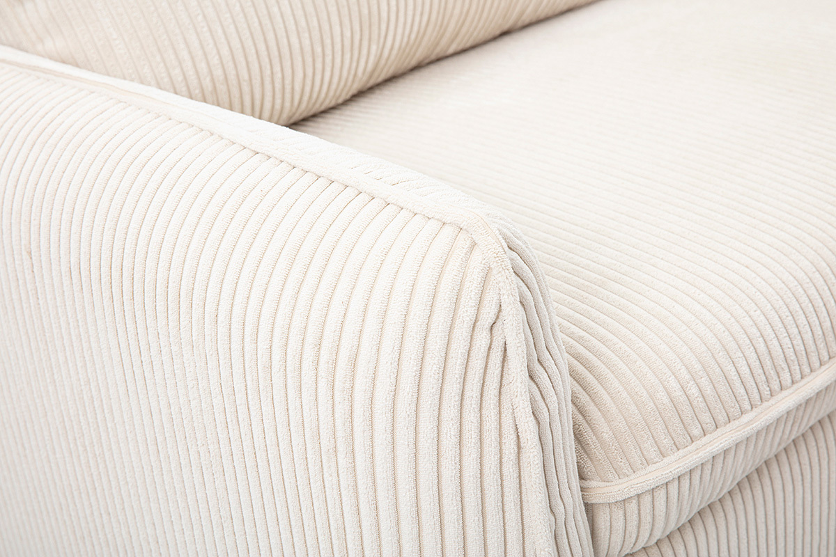 Gros plan sur le tissu velours c�tel� beige du canap� ORSO.