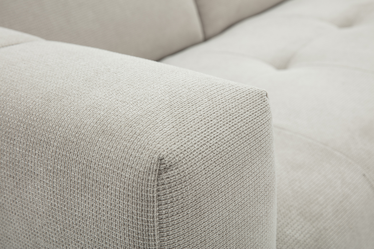 Gros plan sur le tissu chenille beige du canap� d'angle NORELL.