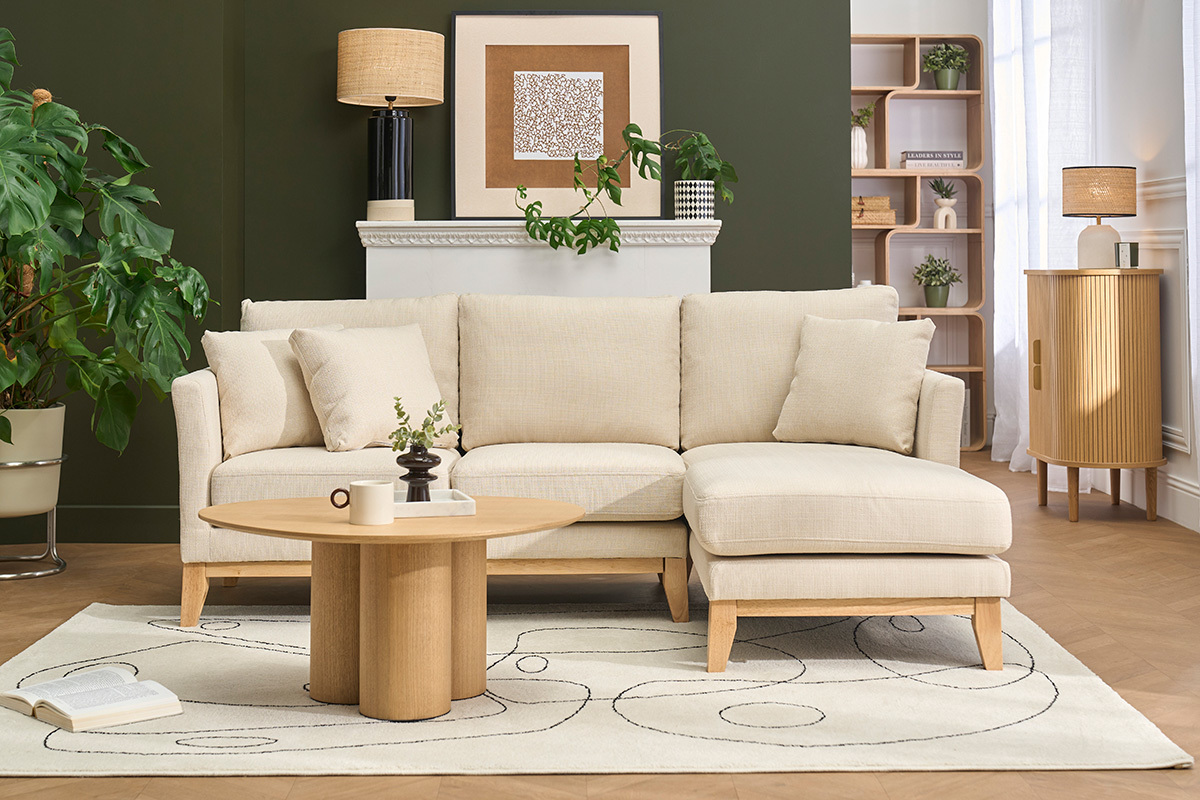 Canap� d'angle droit d�houssable beige � 4 places avec pi�tement en bois clair, vu de face.