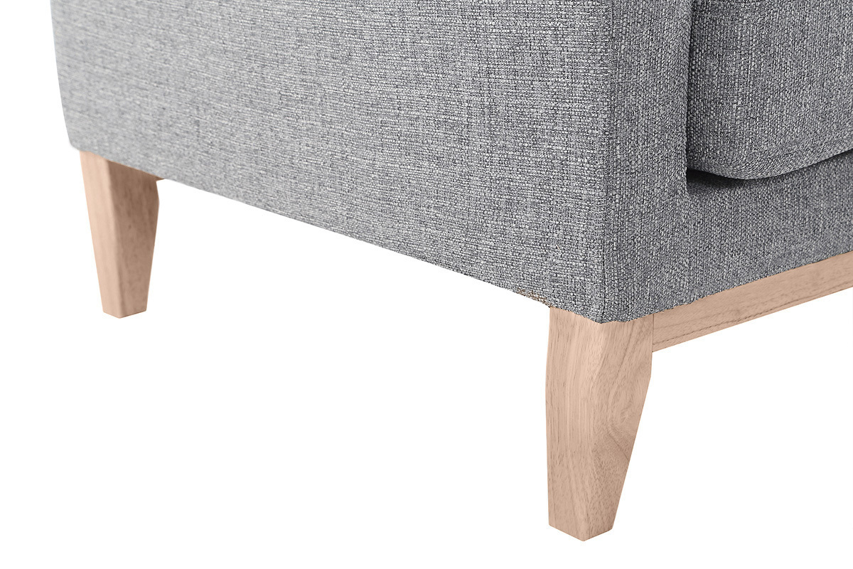 D�tail du canap� d'angle droit scandinave gris clair avec pi�tement en bois clair.