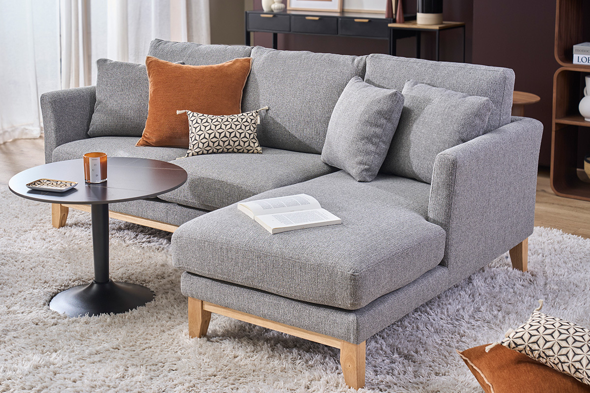 Canap� d'angle droit scandinave gris clair avec coussins et table basse, vue de c�t�