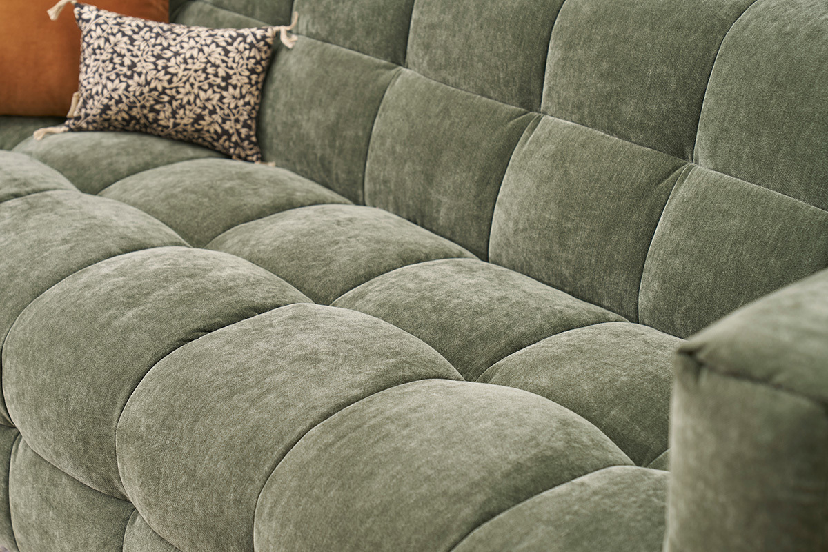 Vue rapproch�e du canap� d'angle droit en tissu vert kaki, design capitonn�.
