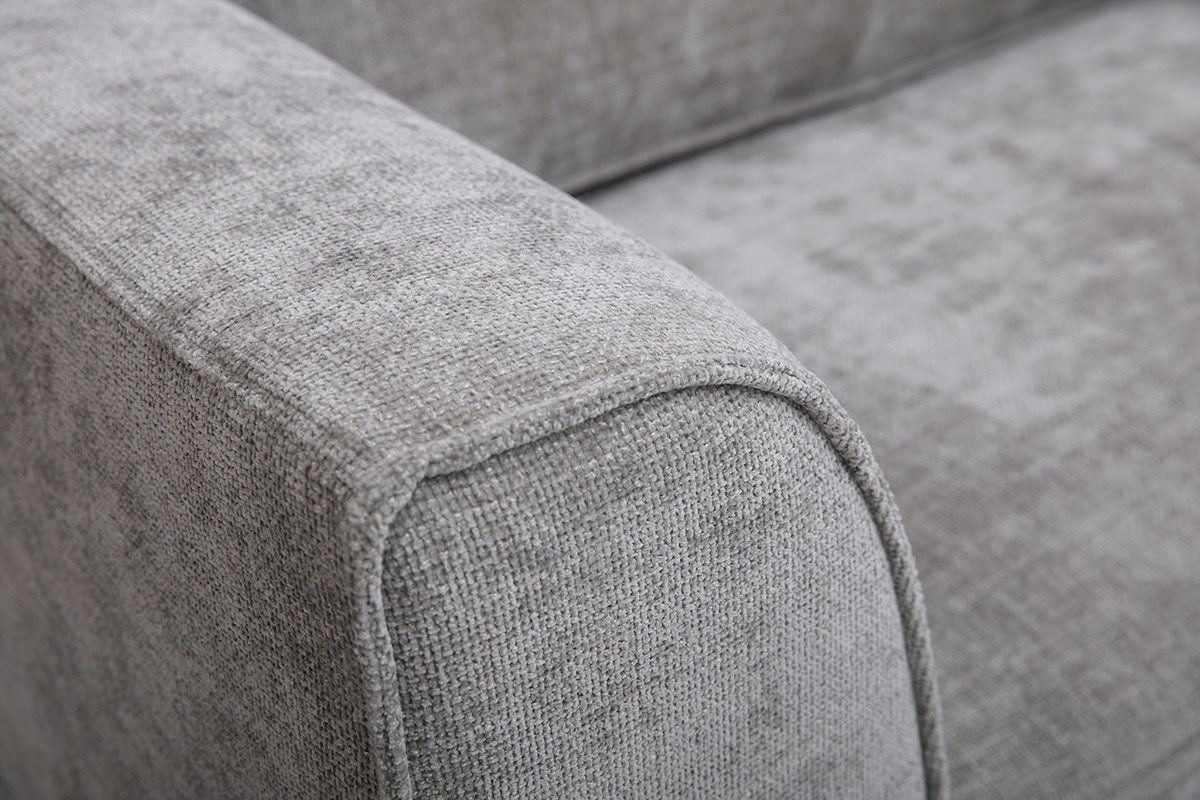 Gros plan sur le tissu effet velours textur� gris d'un canap�.