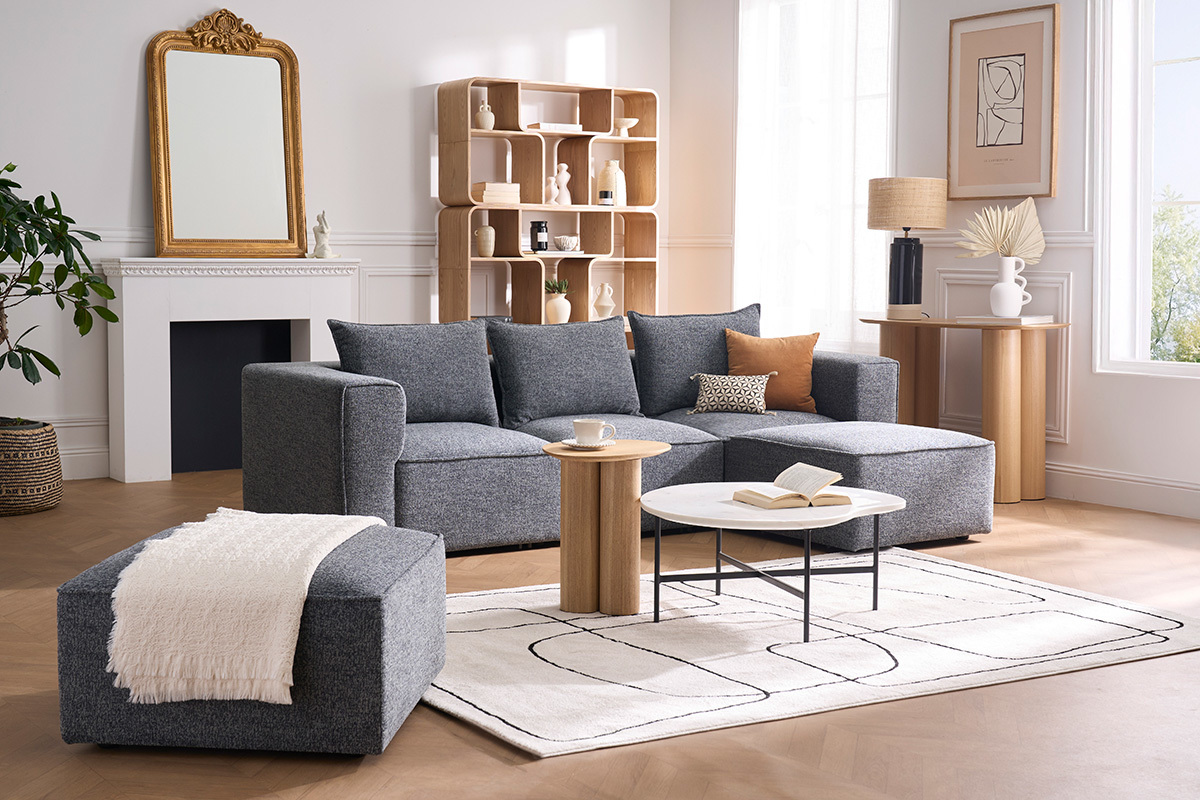Canap� d'angle modulable 4 places en tissu gris, pr�sent� dans un salon moderne.