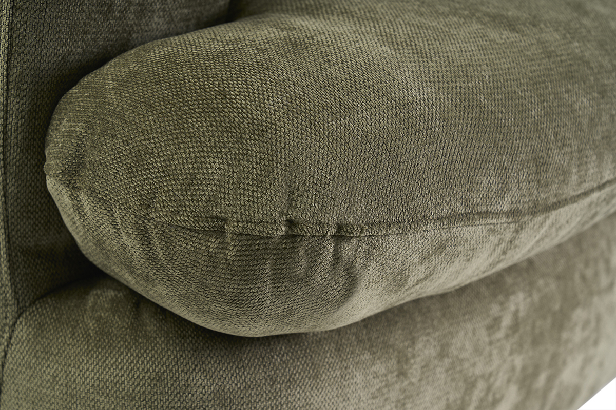 D�tail d'un canap� d�houssable texture velours vert kaki, vue de pr�s sur l'accoudoir