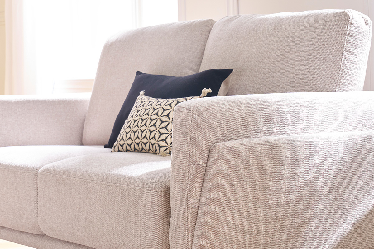 Canap� design 2 places en tissu effet velours textur� beige et m�tal noir MOSCO