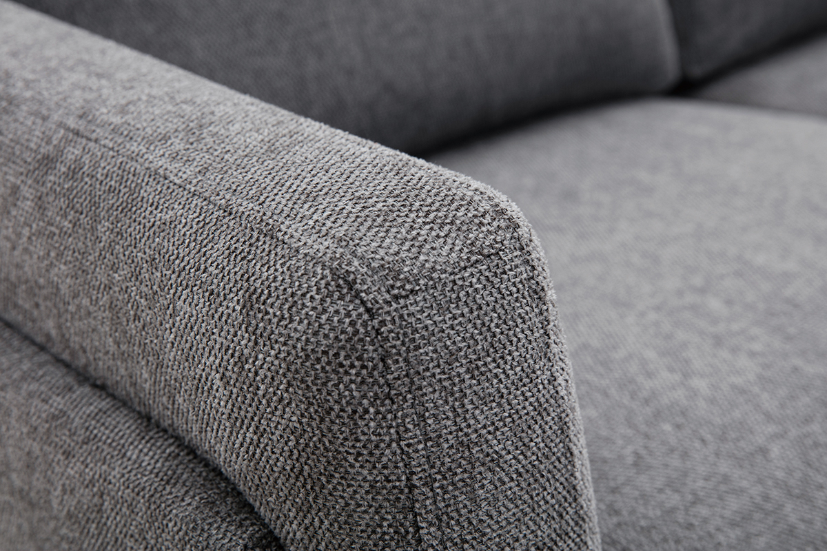 D�tail d'une housse de canap� 2 places en tissu effet velours textur� gris fonc�.