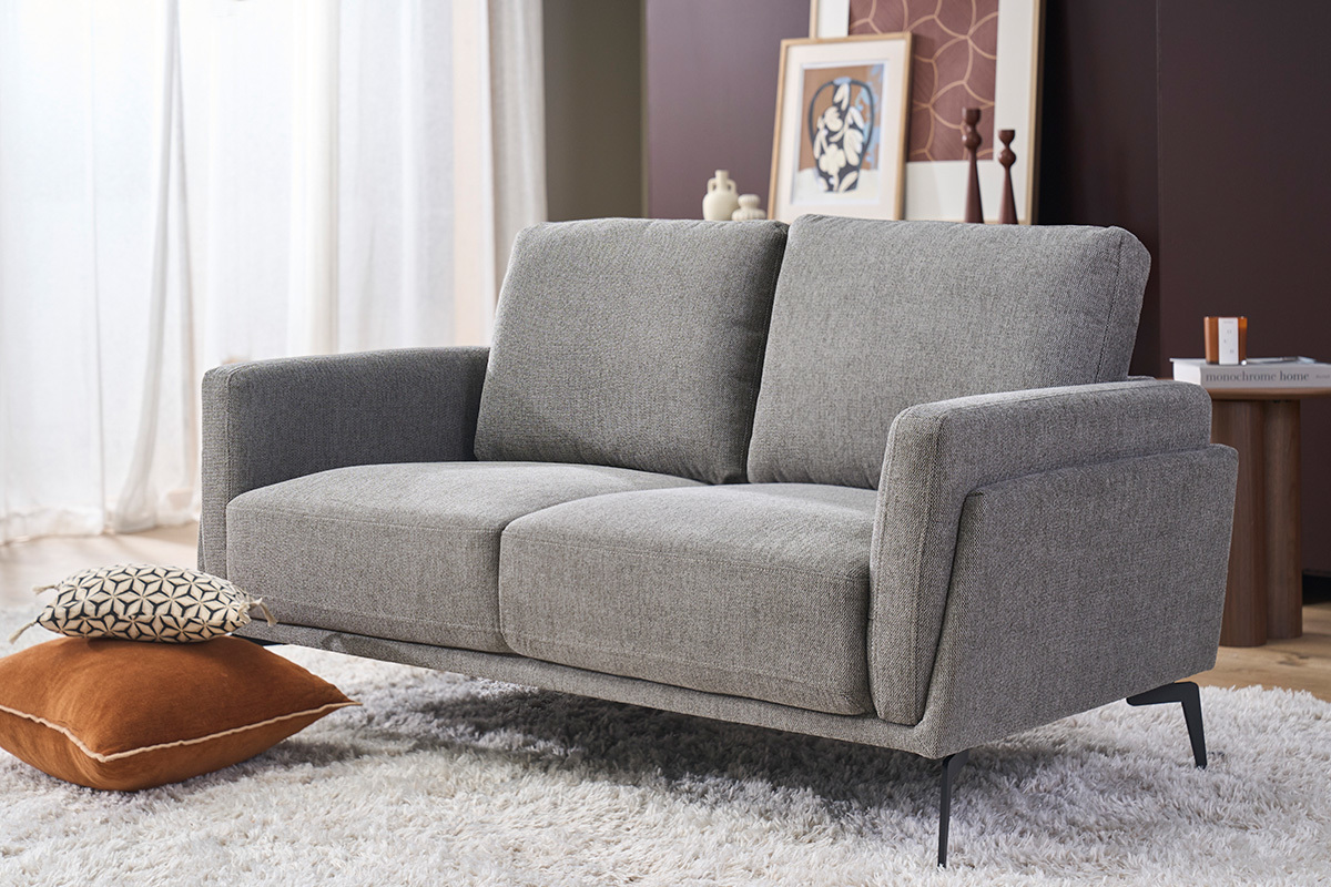 Canap� design 2 places en tissu effet velours gris fonc� avec pieds en m�tal noir, vue de face.