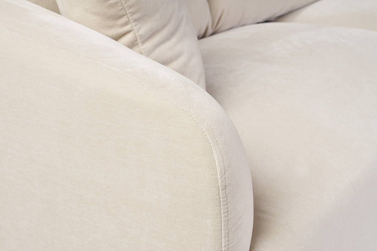 Gros plan sur accoudoir du canap� JERRY en tissu effet velours beige.