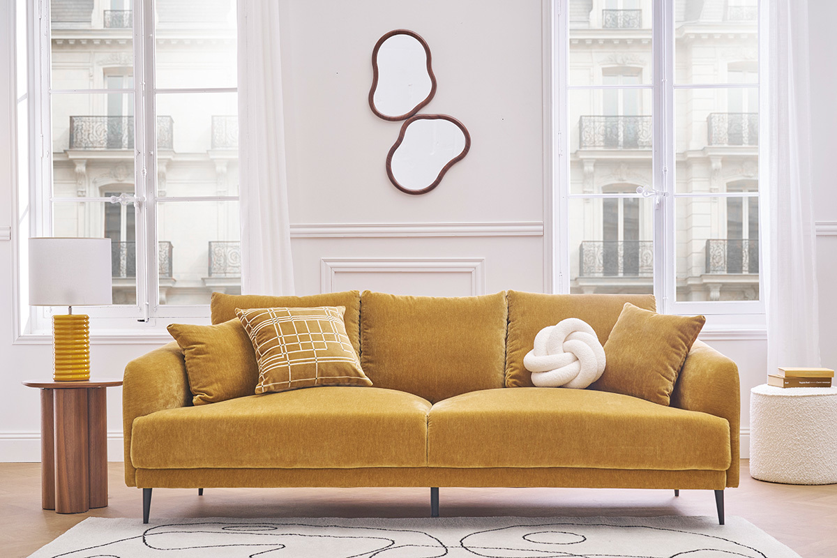 Canap� design 3 places en tissu effet velours jaune et m�tal noir, vue de face.