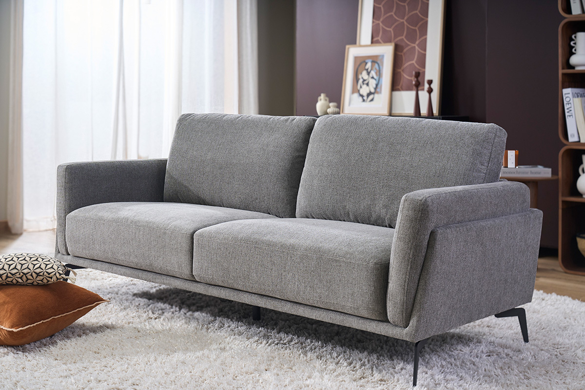 Canap� design 3 places en tissu velours textur� gris, pieds en m�tal noir, vue de 3/4.