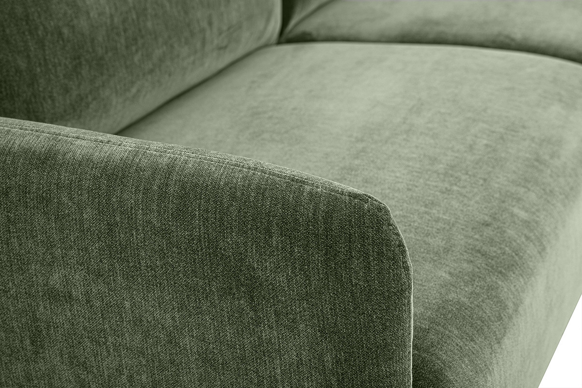 D�tail du tissu effet velours vert kaki du canap� BONO, vue rapproch�e.