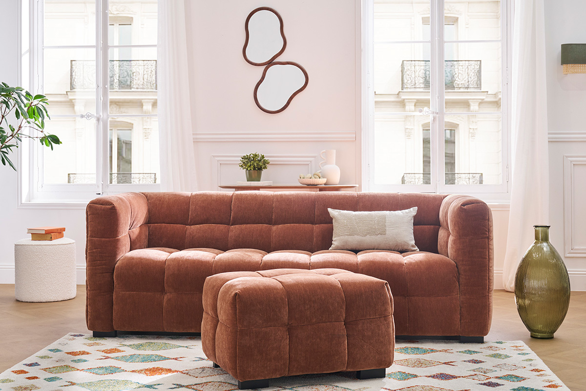 Canap� design 3 places et repose-pieds en tissu effet velours terre br�l�e CORTO