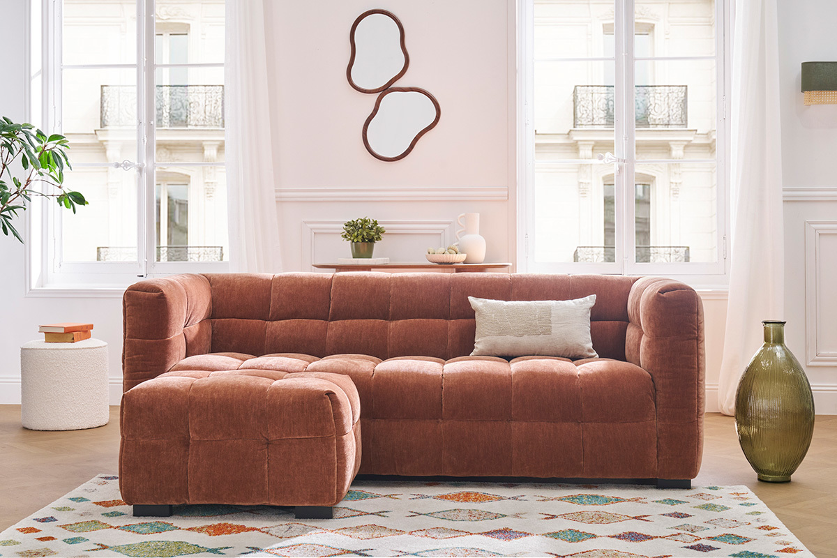 Canap� design 3 places et repose-pieds en tissu effet velours terre br�l�e CORTO
