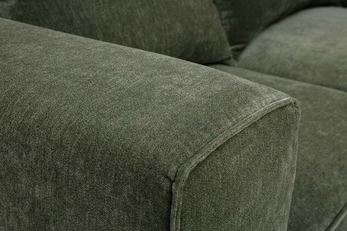 D�tail du canap� modulable 2 places en tissu effet velours vert kaki KERRY, vue rapproch�e.