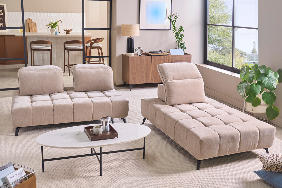 Canap� modulable 4 places avec t�ti�res ajustables en tissu effet velours taupe et m�tal noir OLMO