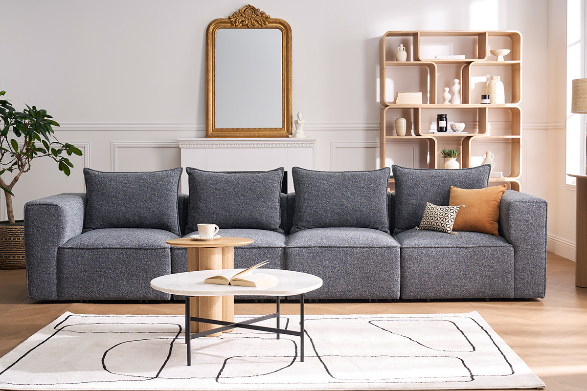Canap� modulable 5 places en tissu gris, vue de face, avec table basse et d�corations.