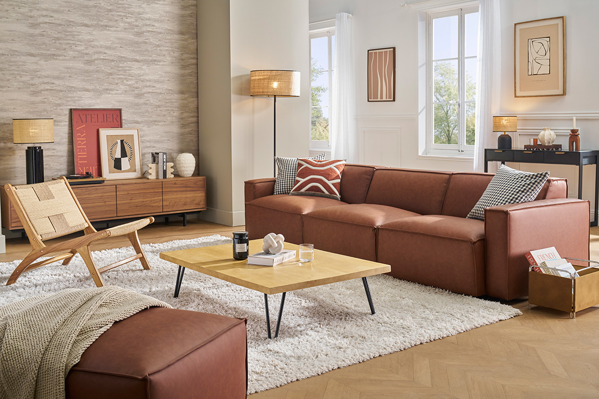 Salon avec canap� modulable 4 places en cuir marron SPLIT, table basse et chaise en bois, vue de face.