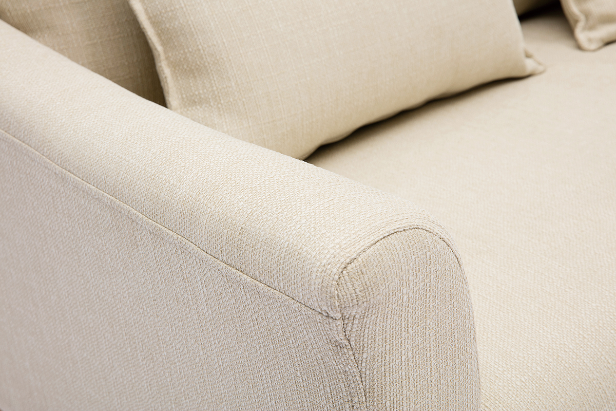 D�tail du canap� scandinave 2 places KATE en tissu beige avec accoudoir et coussins de dos.