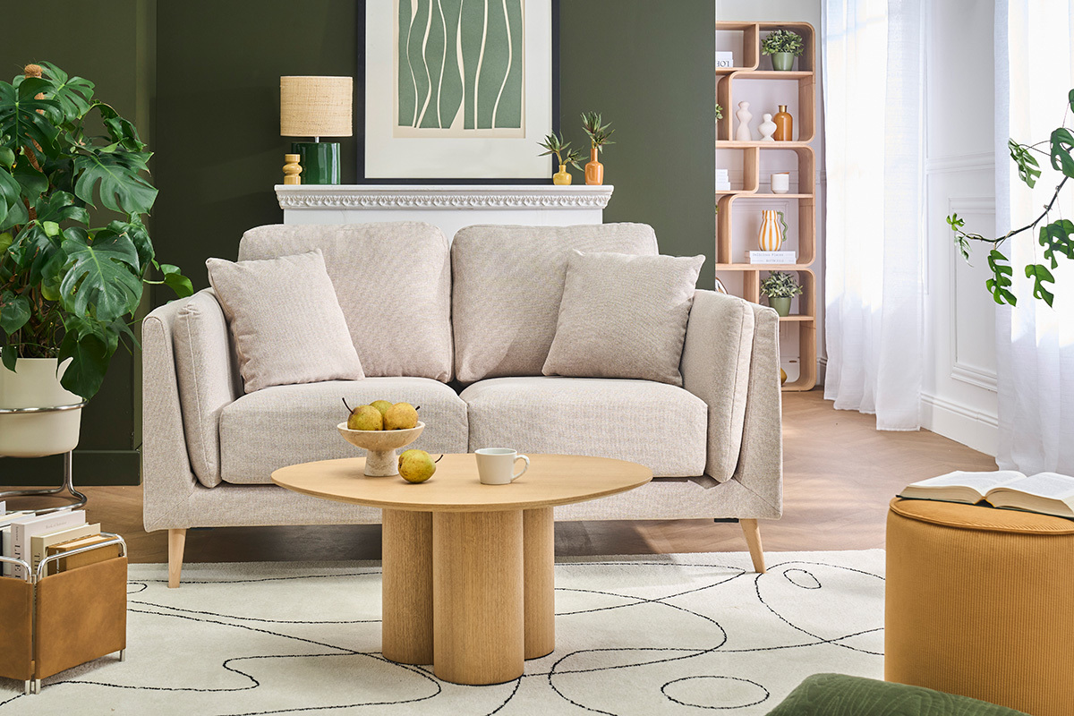 Canap� scandinave 2 places VOGUE en tissu beige avec coussins, vue de face dans un salon styl�.