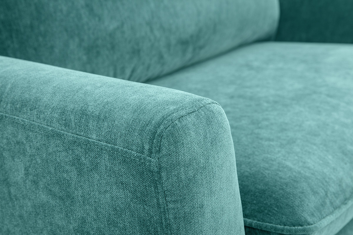 Gros plan d'un canap� en tissu effet velours bleu canard.