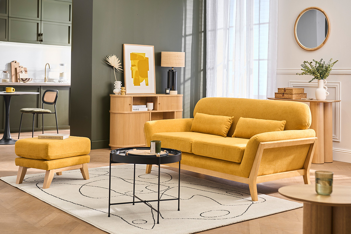 Canap� scandinave 2 places jaune moutarde avec accoudoirs en bois clair, vue dans un salon.