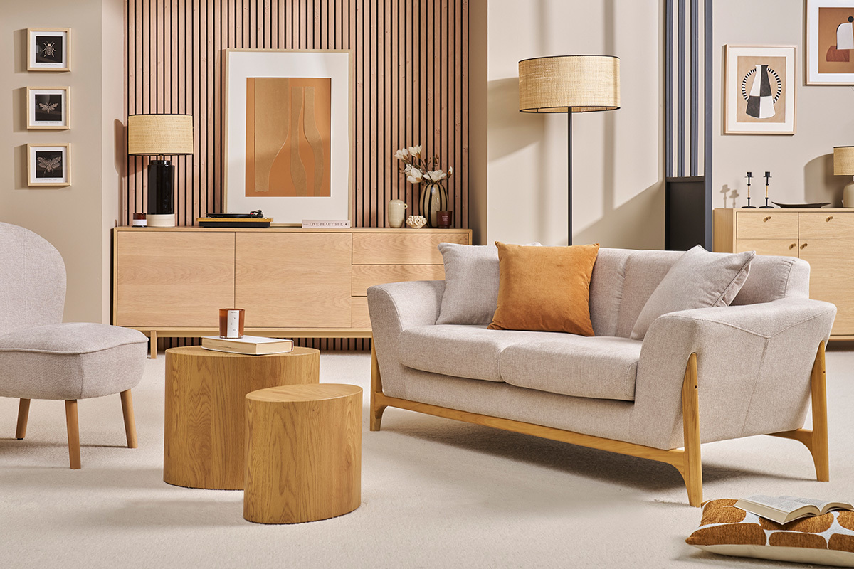 Canap� scandinave 2 places beige en tissu effet velours, vue de 3/4, dans un salon moderne.