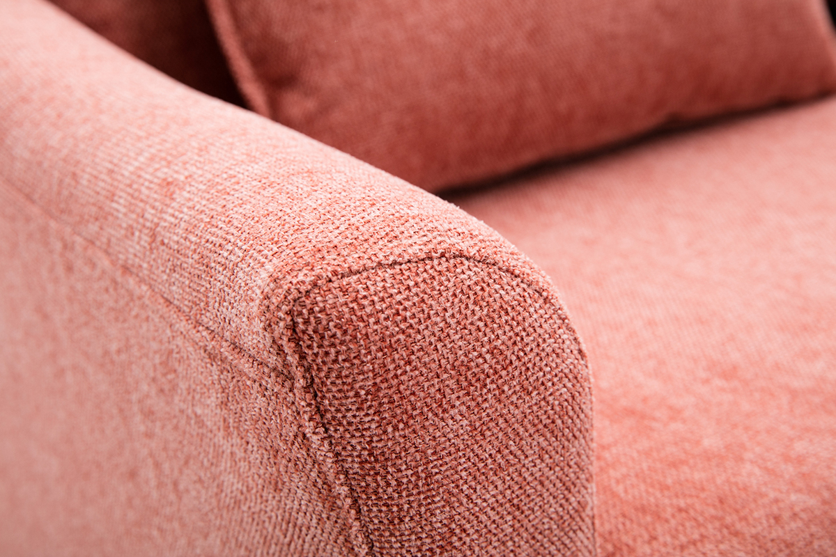 Gros plan sur accoudoir canap� tissu effet velours terracotta.