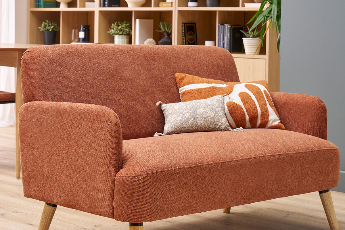 Canap� scandinave 2 places en tissu effet velours textur� terre br�l�e et bois clair ISKO