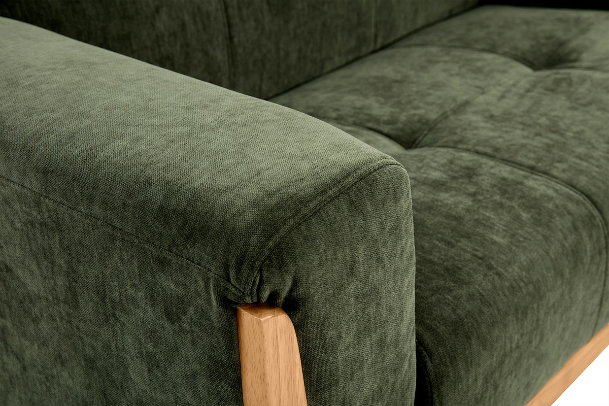 Gros plan sur un canap� en tissu effet velours vert kaki avec structure en bois clair.