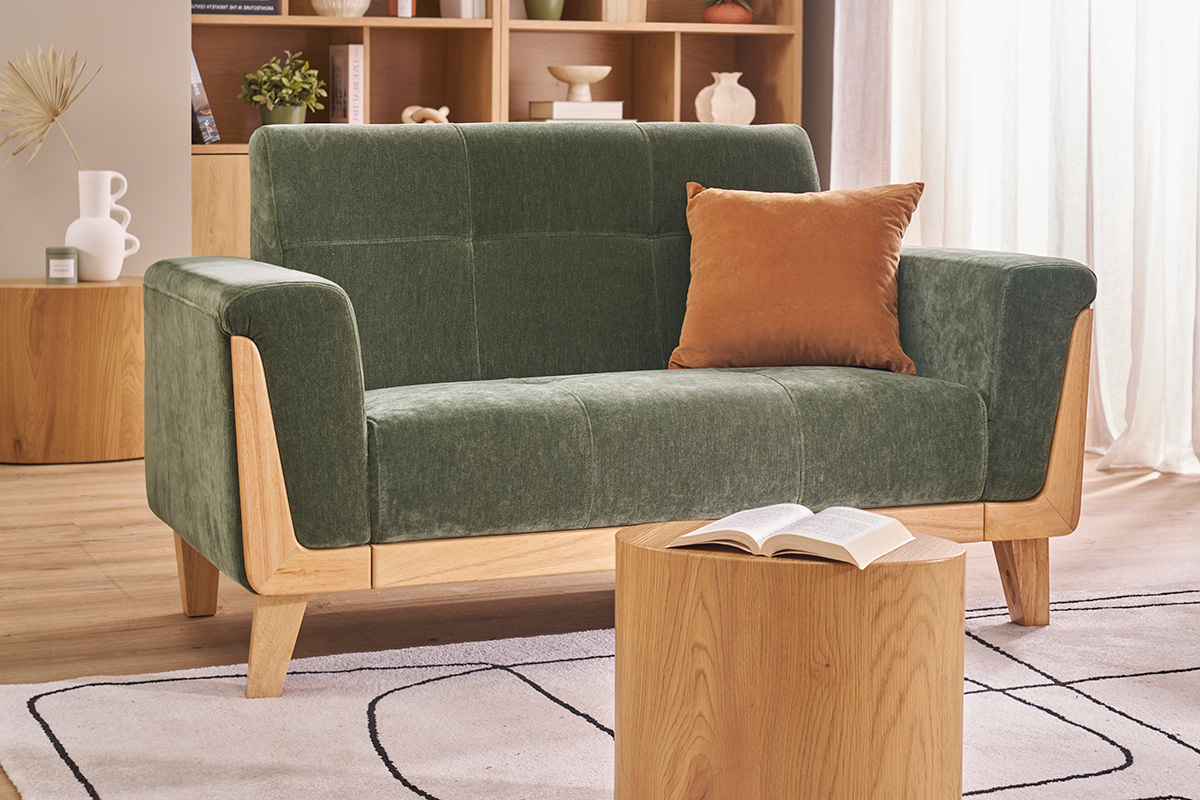 Canap� scandinave 2 places en tissu vert avec structure en bois, coussin marron, vue de face.