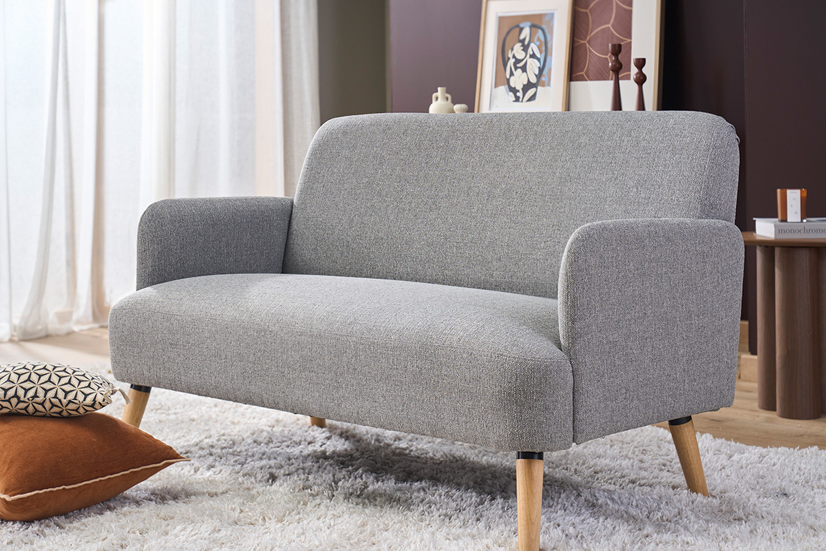 Canap� scandinave 2 places en tissu gris clair et bois clair, angle de face.