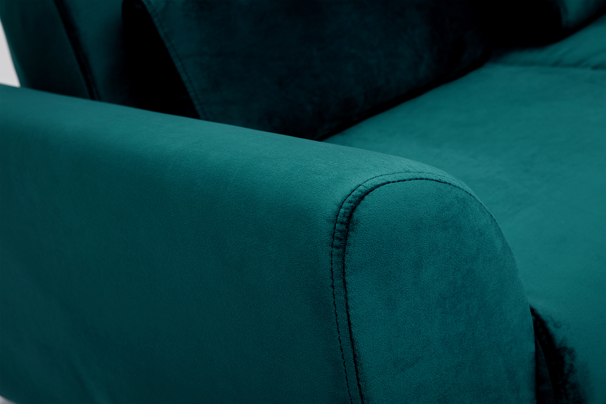 Gros plan sur accoudoir canap� velours bleu p�trole EKTOR.