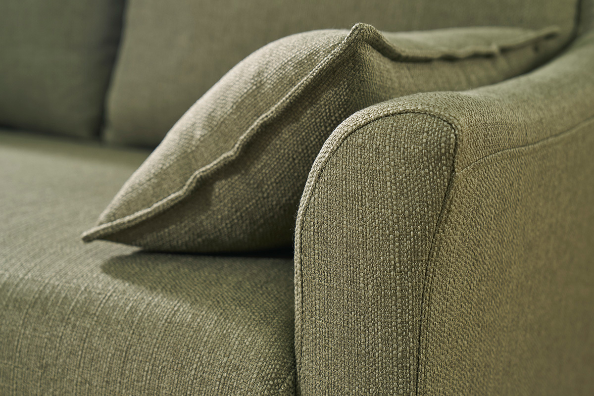 D�tail d'un accoudoir du canap� scandinave 2 places en tissu vert kaki KATE.