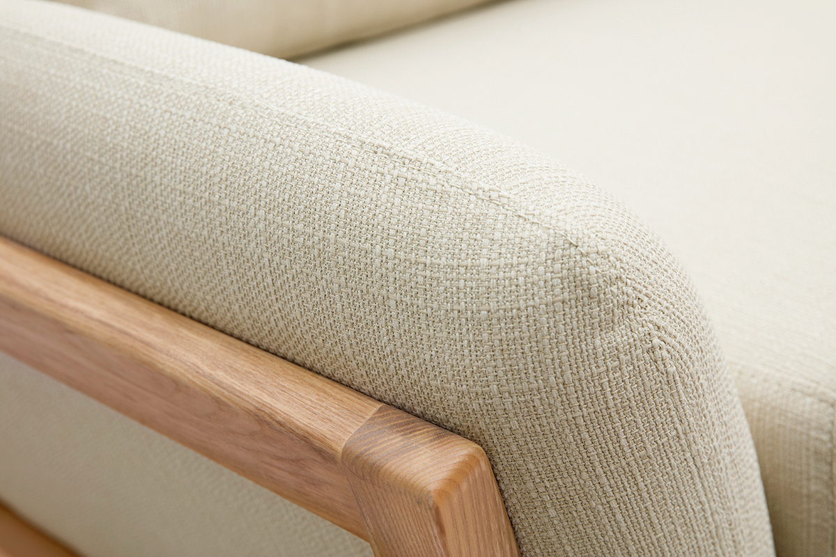 Canap� scandinave 3 places en tissu beige et bois clair YOKO