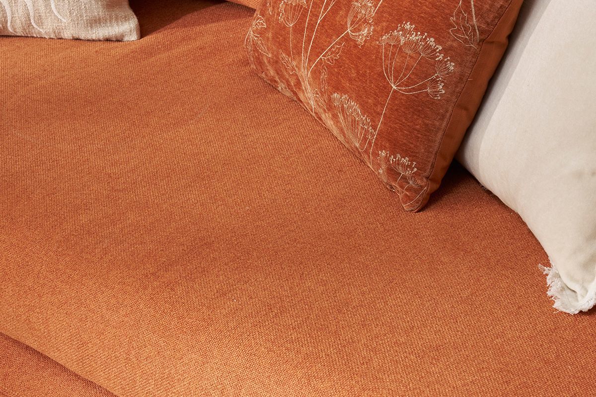 Canap� scandinave 3 places en tissu brique et bois clair CREEP