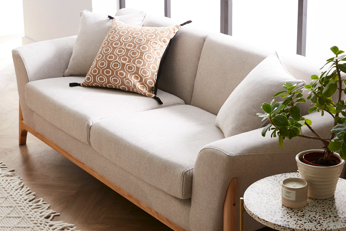 Canap� scandinave 3 places en tissu effet velours textur� beige et bois clair ASAKO