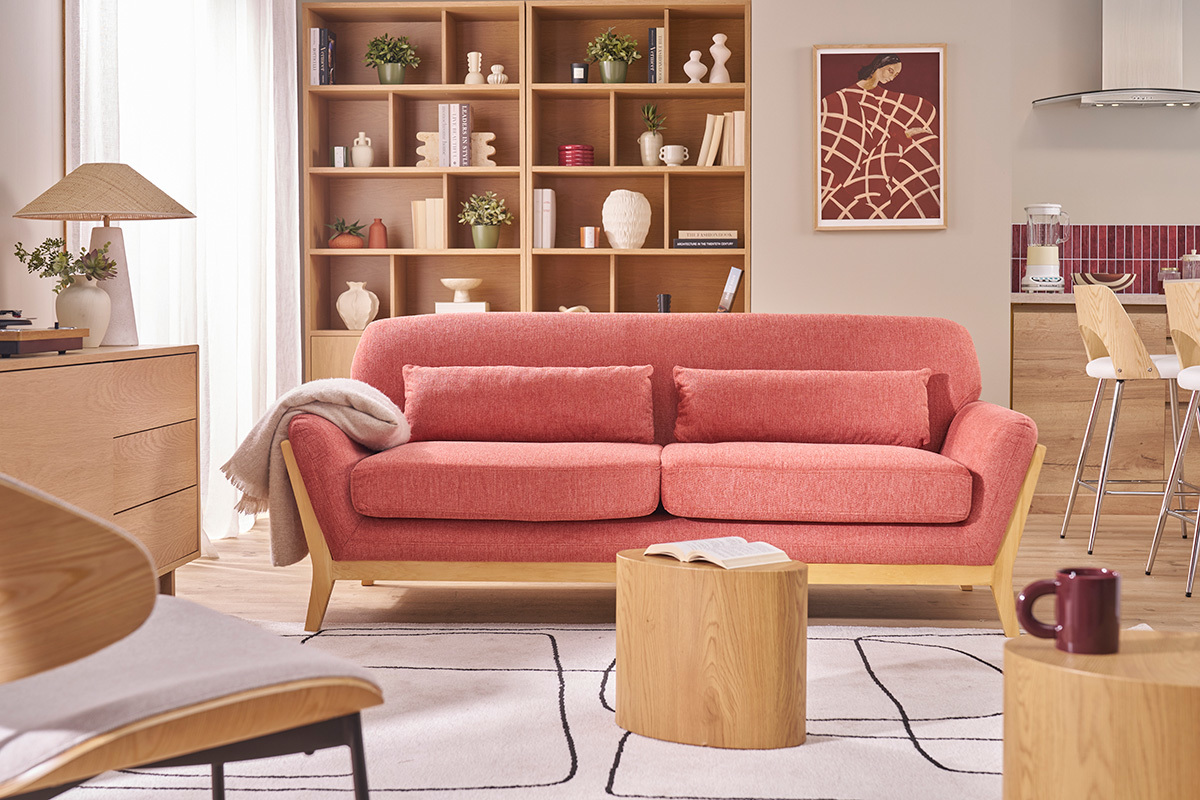 Canap� 3 places YOKO en tissu terracotta et bois clair dans un salon moderne.