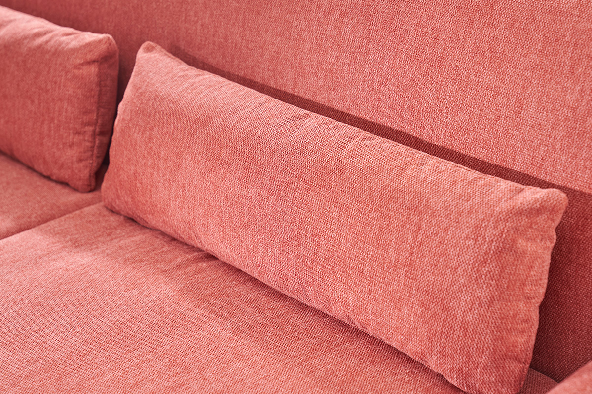 Gros plan sur coussins du canap� YOKO en tissu effet velours textur� terracotta.