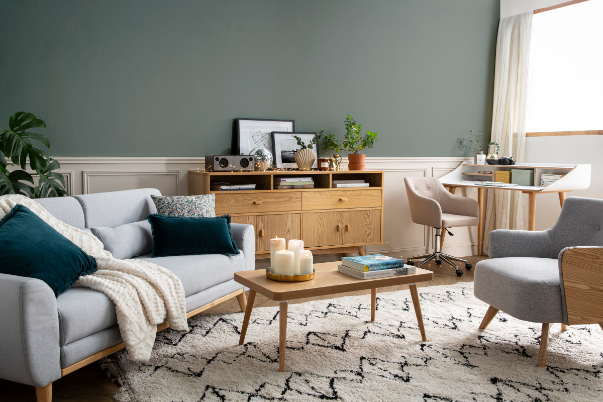 Canap� scandinave gris clair 3 places dans un salon moderne avec table basse et d�coration.