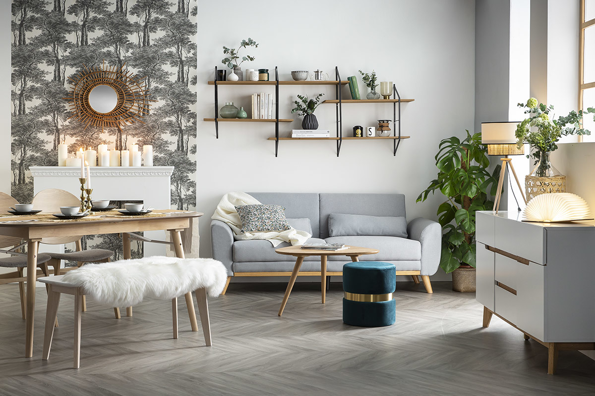 Canap� scandinave gris clair dans un salon moderne avec table basse en bois.
