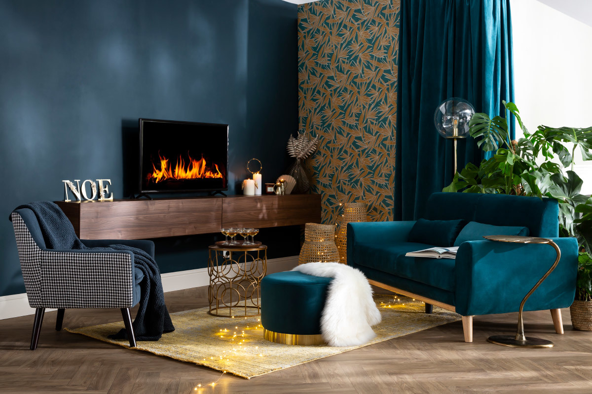 Canap� 3 places en velours bleu p�trole et bois clair dans un salon moderne.
