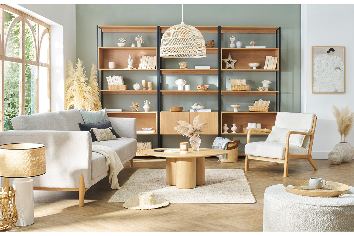Canap� scandinave beige 4 places avec d�cor nordique, vue d'int�rieur.