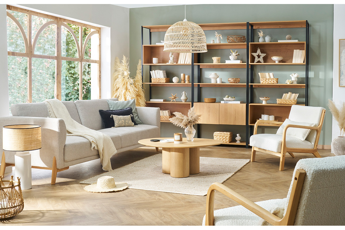 Salon avec canap� SINDRO beige 4 places, table basse bois, �tag�re et d�co naturelle.
