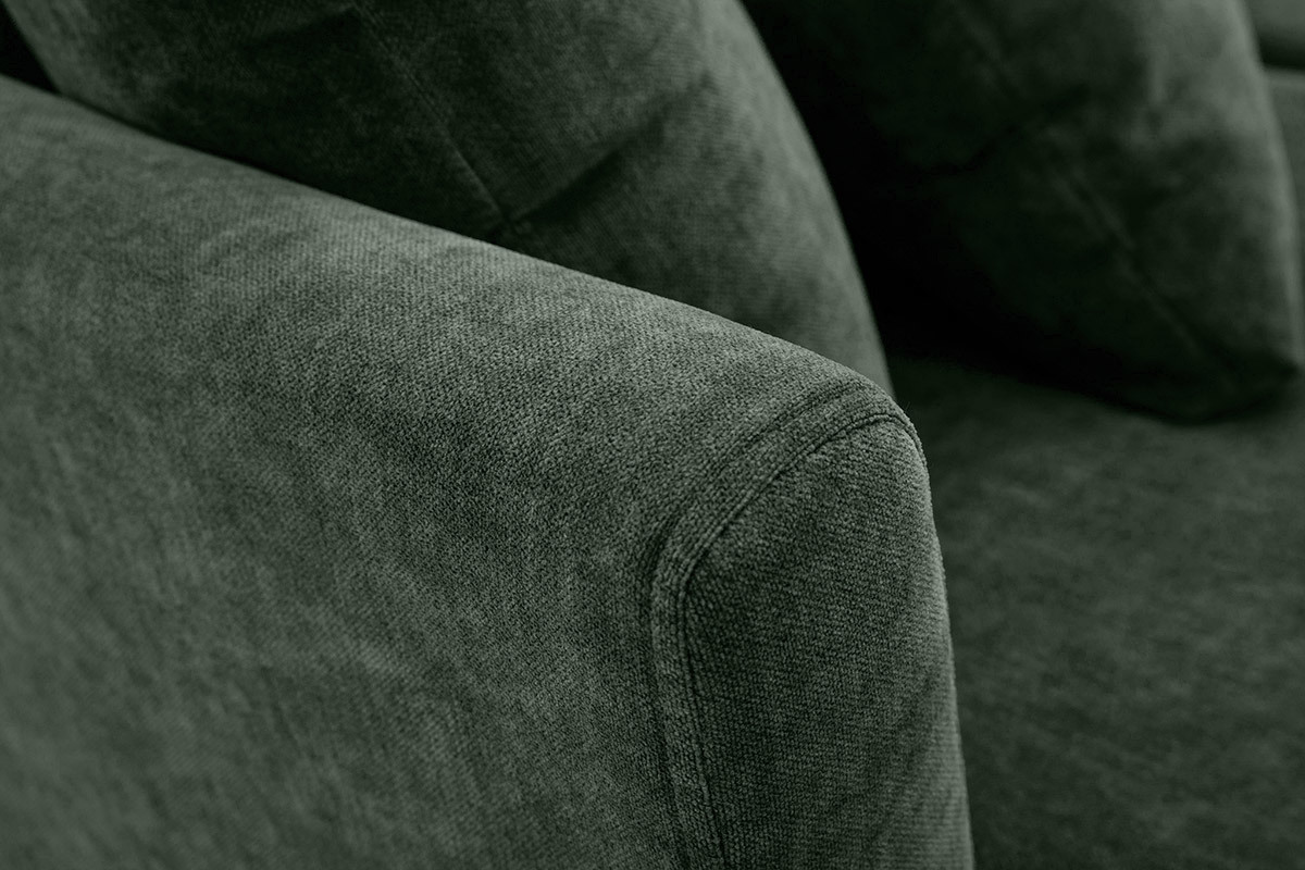 Canap� scandinave 2 places en tissu effet velours vert kaki, vue de pr�s sur l'accoudoir et le dossier.