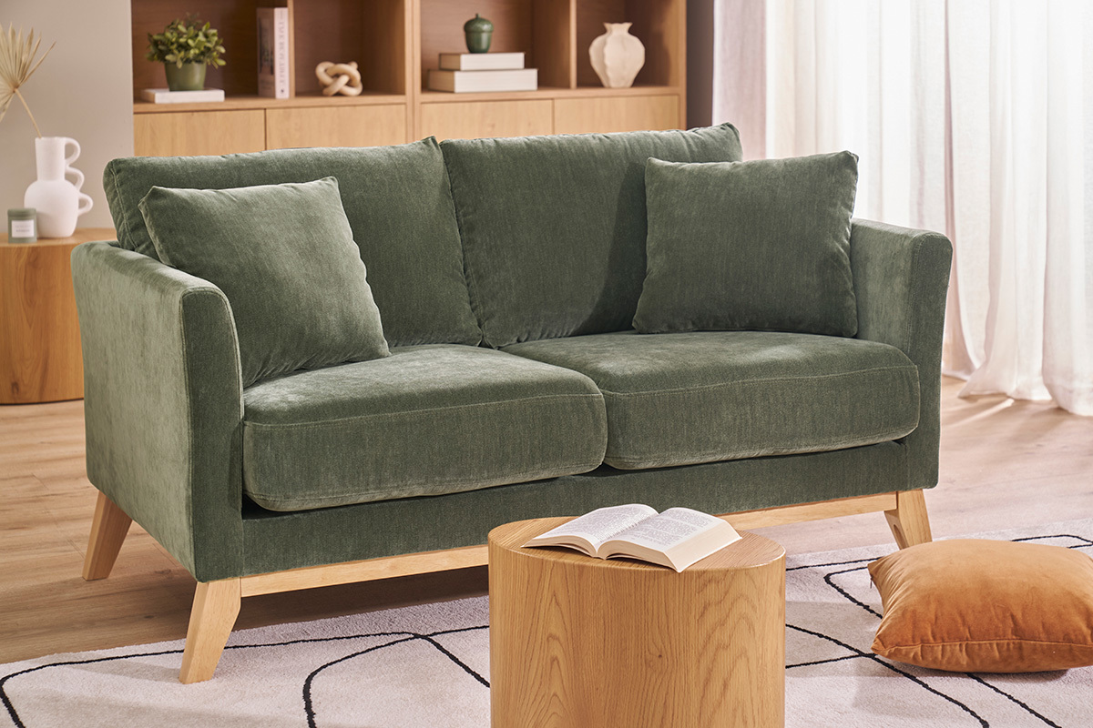 Canap� 2 places vert kaki en tissu velours et bois clair, vue de face, avec coussins.