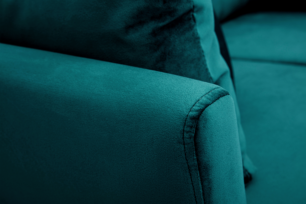 Accoudoir du canap� scandinave en velours bleu p�trole.